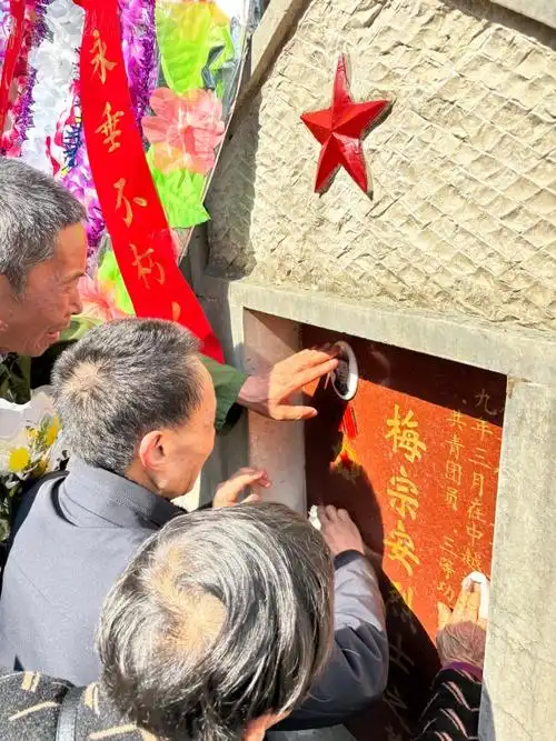 "每到一处烈士陵园,烈士亲属仔细擦拭烈士墓碑,抚摸烈士头像,给烈士倒