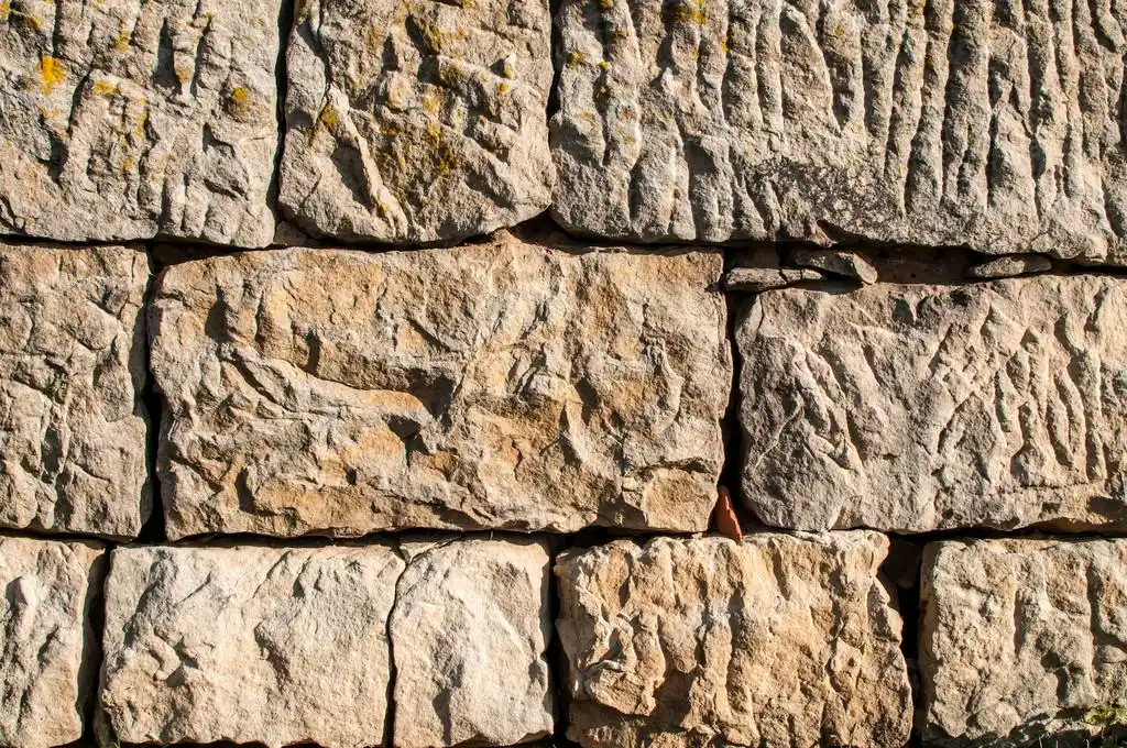 石头墙特写,旧的干砌石作为背景墙特写