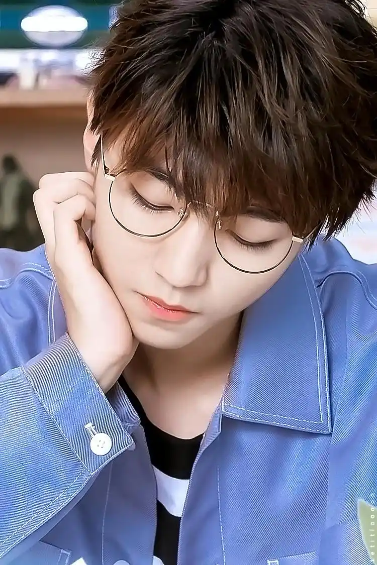 普通好看王俊凯金丝眼镜无敌心动