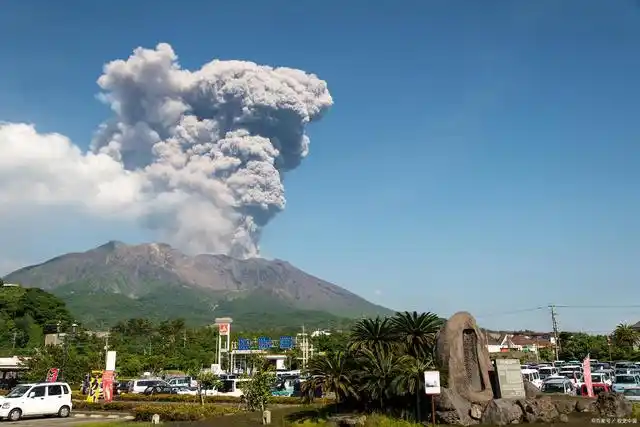 日本樱岛火山喷发 南岳山火山口火山灰飞至2400米