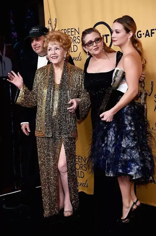 凯丽费雪去世后家庭遭遇的种种悲剧