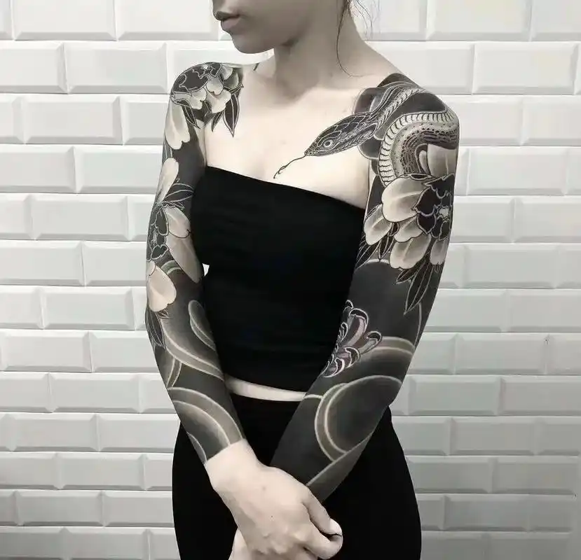 《纹身》——蛇盘牡丹  蛇纹身寓意着灵活敏捷的头脑 但是在中 - 抖音