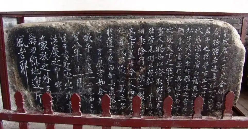 在蓬莱阁上有一处卧碑亭,亭里遍布石刻,琳琅满目