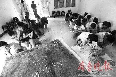 32名上课的传销人员被堵住.