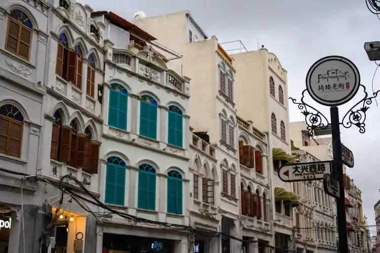 如果到海南海口,一定要去骑楼老街,南洋风格的建筑犹如到了国外