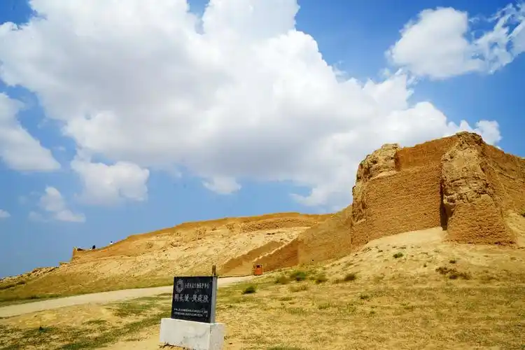这里的古长城是宁夏和内蒙的边界风景也非常具有西北苍凉空旷之美孩子