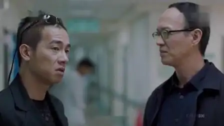 古惑仔6:雷复轰遭遇刺杀,山鸡到医院看望,被帮中元老当做凶手.