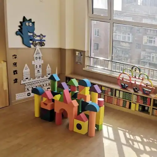 其它 中七班环创设计 写美篇建构区:恐龙建构站 墙饰:以各种建筑物的