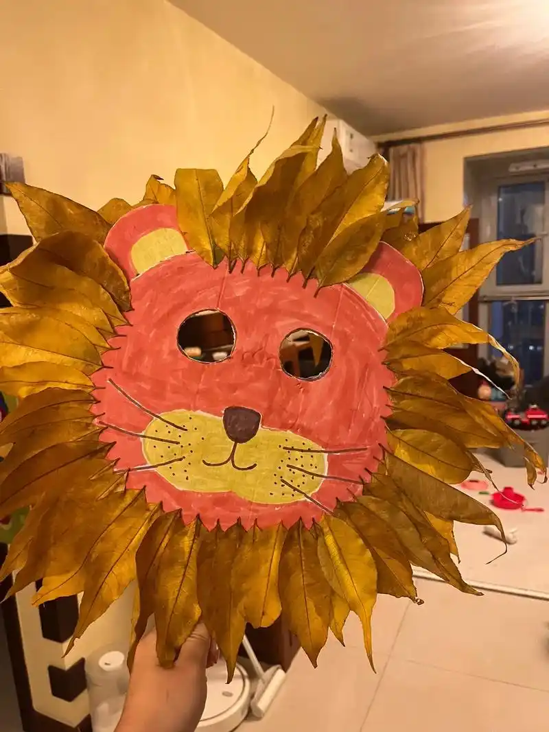 亲子手工狮子面具.材料:纸壳子 双面胶 彩笔 树叶 步骤:画 - 抖音
