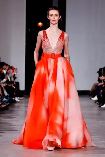 万茜这条羽毛裙逼真到,我差点信了她能飞