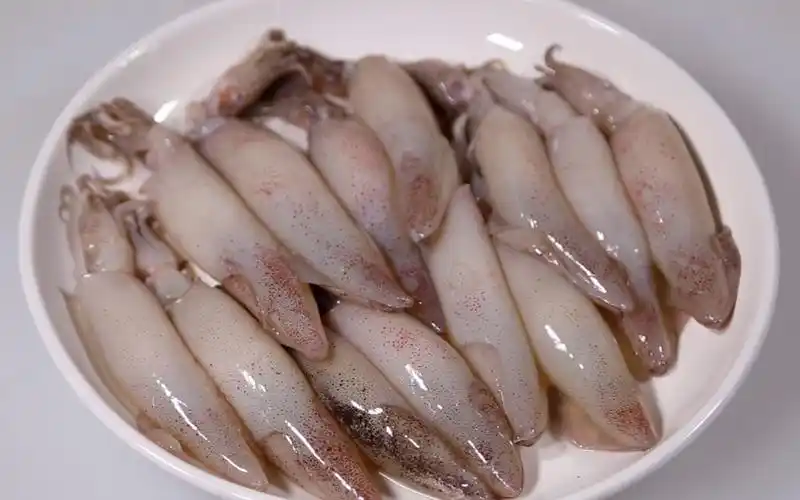 白煮鱿鱼仔用简单做法做出原味小鱿鱼出锅那一刻才知道它的肥