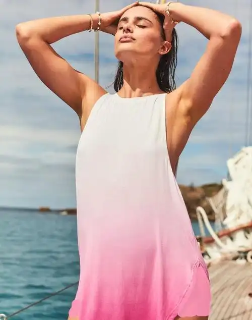 维密超模泳装大片身材壮实,素颜穿背心问好粉丝,进军中国捞金?