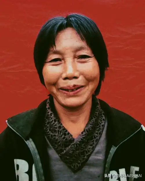 家庭影像:不起眼的红底"证件照"让人感动泪奔