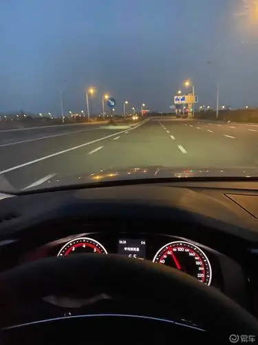 开车接老丈人顺便看看油耗如何再带大家看下巡逻艇和晚上的苏通大桥