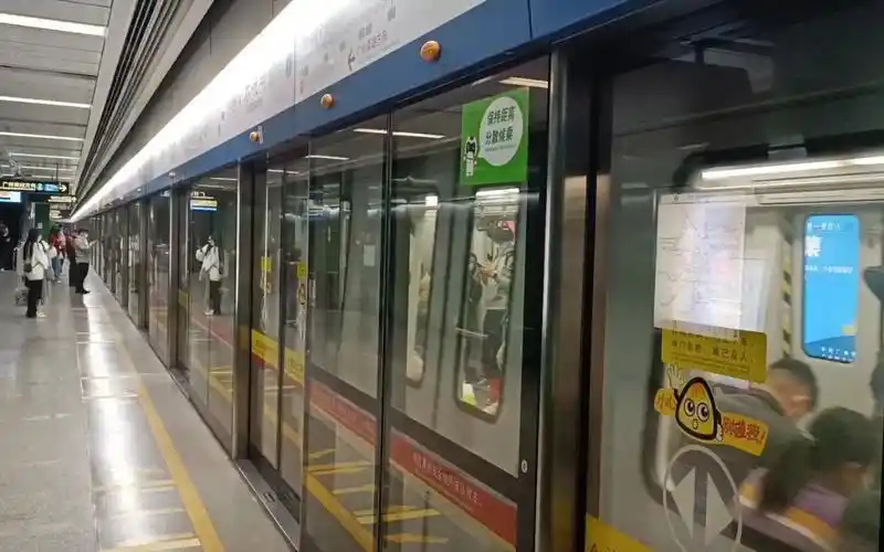 【广州地铁】2号线02x02526东晓南进站,开往广州南站