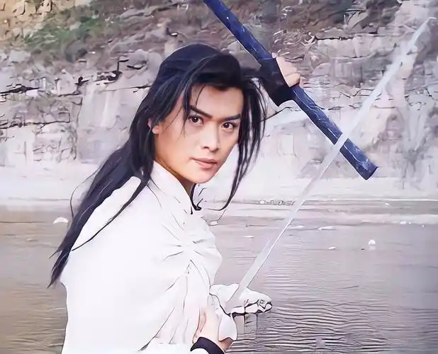 朱七七扮演者(44岁张棪琰:离婚后和两个孩子相依为