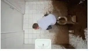 这家伙喷屎喷了一厕所