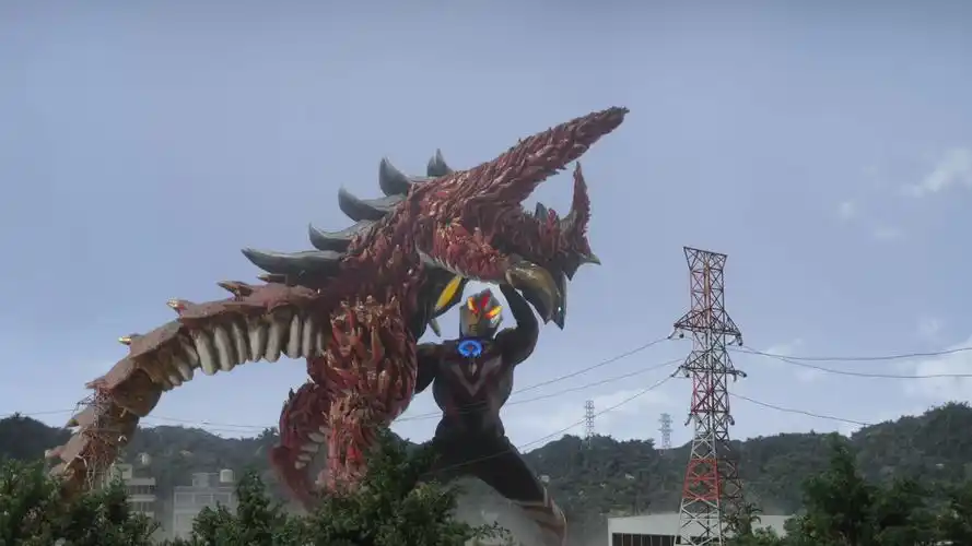 凯迎战强敌芝庞顿.变身之后闪耀光芒的身姿及他手中挥动的剑究竟是