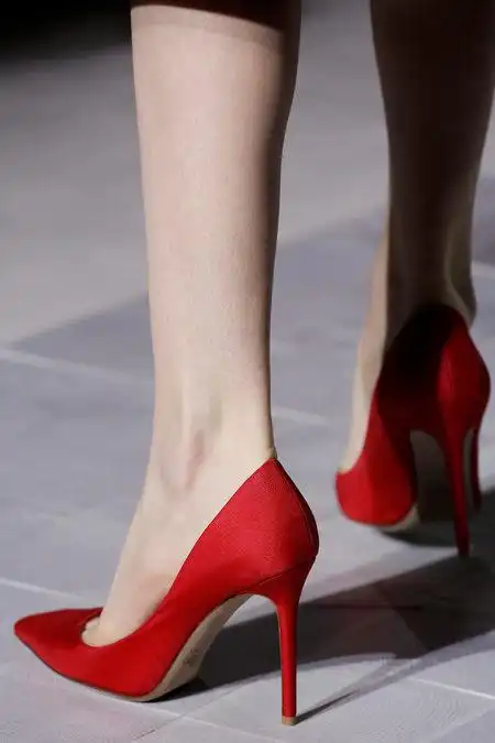 高跟鞋是否真能"走"出好身材?