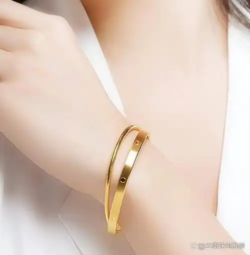 今天,我将为大家揭秘黄金手镯的正确佩戴方法.
