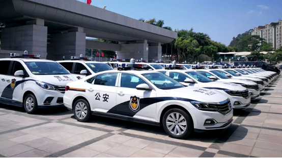 该"智慧警车"由前端警务人员使用和操作,通过5g网络并经网闸放行后