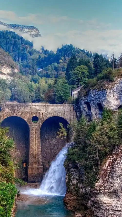 高山,森林,河流,瀑布 iphone 壁纸