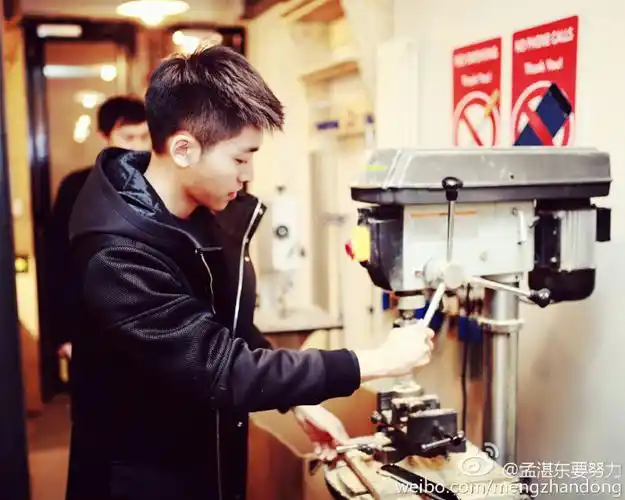 组图:清华研二新闻系男生走红 被赞学霸校草