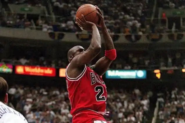 大部分人都觉得科比和乔丹的打球方式很像,科比做出的许多动作都涝创