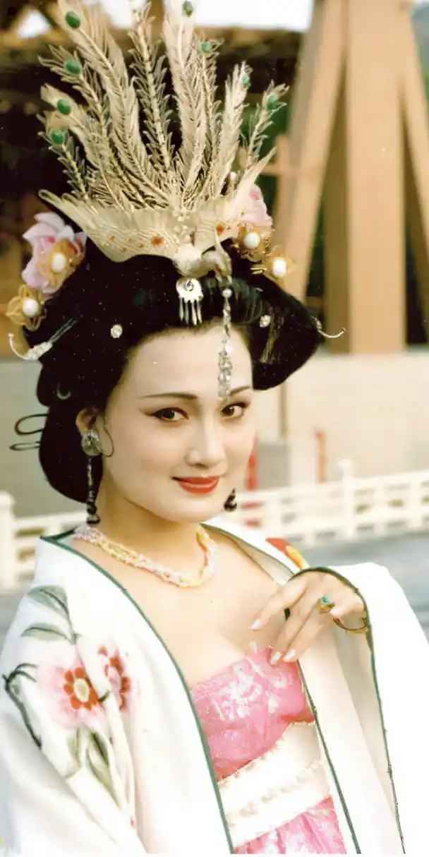 杨贵妃是中国历史上的一位传奇人物,她的美貌和才华成为了无数人追逐