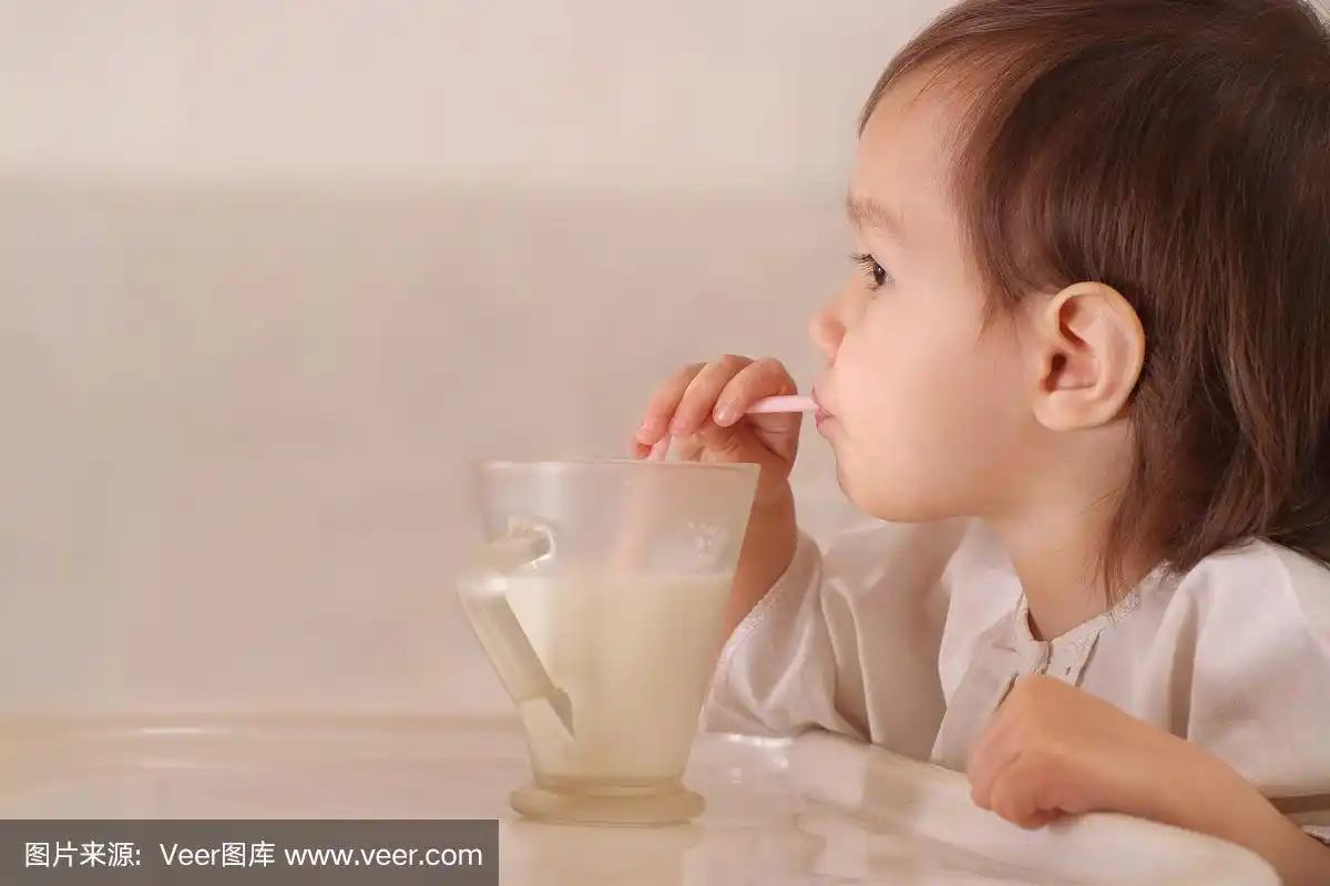 可爱的小女孩喝酒