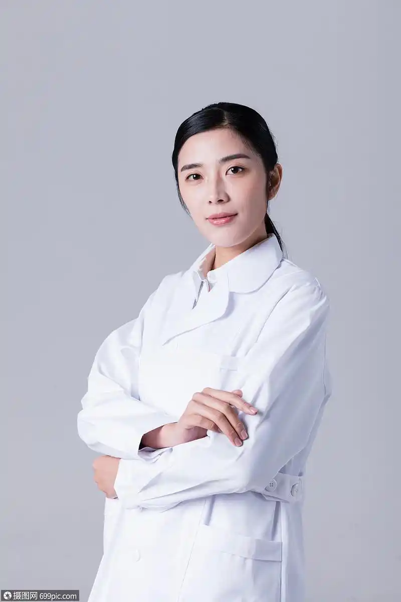 穿白大褂的女医生形象展示棚拍