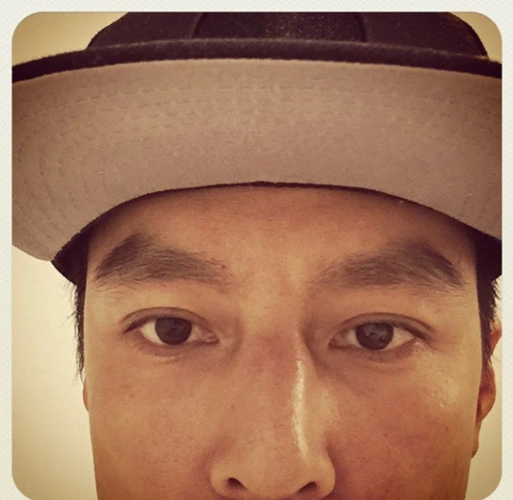 41岁吴彦祖鼻子受伤晒自拍照 网友:别破相了