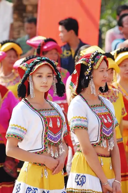 这么热的天,凉山甘洛县的彝族美女送来一阵清凉的风