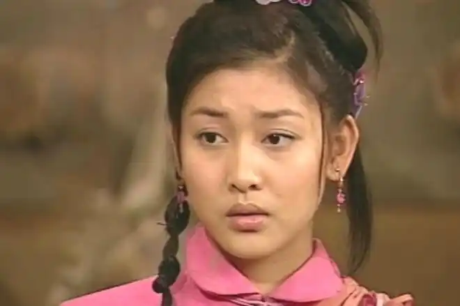 《云海玉弓缘》中的谷之华,毛绒造型稚气未脱,头戴白花楚楚动人