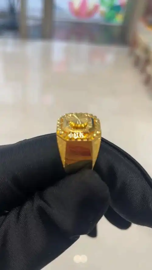 周大福钻石切工面足金男士戒指