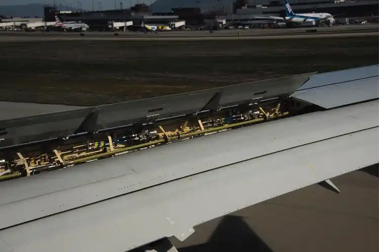 减速板打开,飞机落在san jose机场.