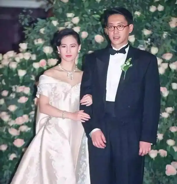 1991年1月8日,何超琼带着10亿嫁妆风风光光地嫁给了"船王"许爱周的