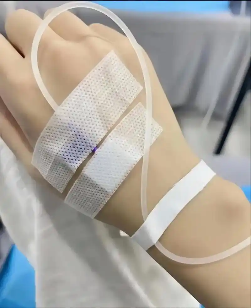 一个人输液静静地看着吊针慢慢滴··一瓶250ml的吊瓶水,一 - 抖音