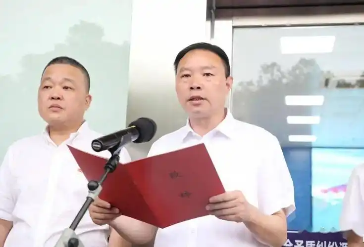 市领导梅式苗,蔡建军,施伟军,胡新民,李本浪,市人民法院院长张兴军,市