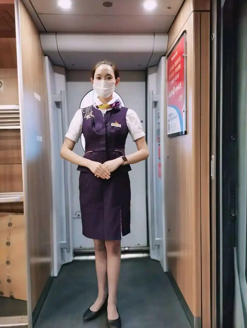 昨天坐高铁到郑州(11点至3点的)出差,高铁上的服务员不比飞机上的差!