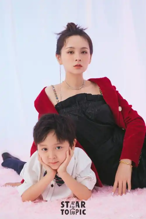 邓莎久违与儿子拍大片,大麟子穿西装戴墨镜超帅,母