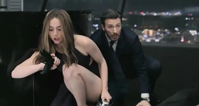 女主带着男主这个拖油瓶,依旧能凑巧地避开枪林弹雨,一场搏斗下来只有