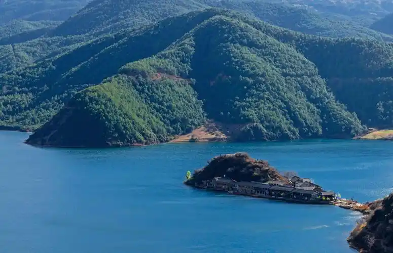 里格岛,位于格姆女神山山麓,是泸沽湖北缘海湾内一个美丽的海堤连岛