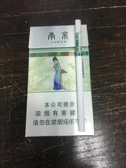 南京十二钗薄荷香烟 干不错 吸入后口腔清凉 还是不错 就是疫情3年了