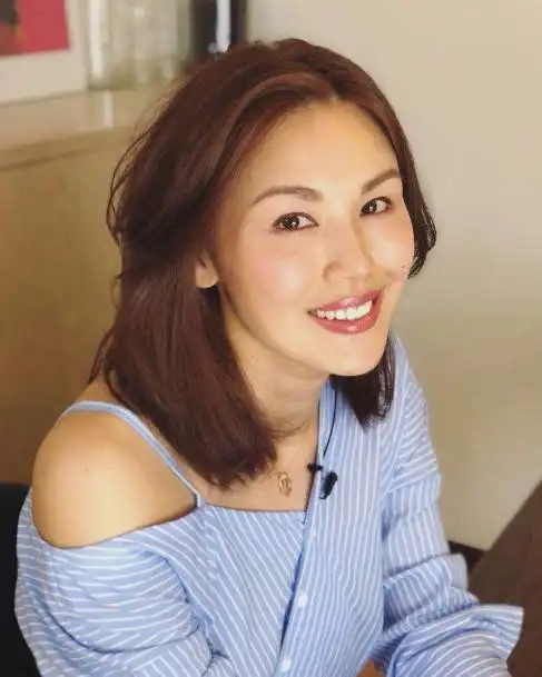 最近,已经将近四十岁的香港女歌手何嘉莉生下第三个孩子.