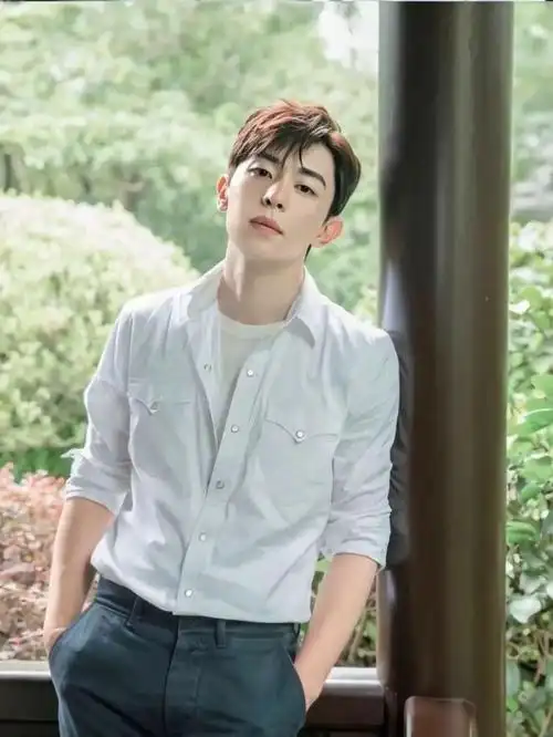 曝邓伦近况和美女亲密约会举止亲密新恋情频繁露面将要复出