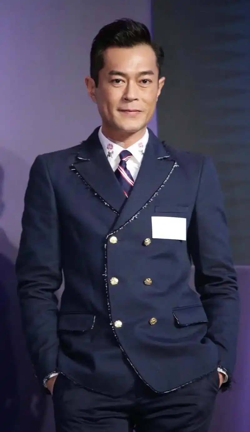 虽然现在的古天乐一身古铜色的肤色但年轻时的古仔绝对是顶级小鲜肉啊