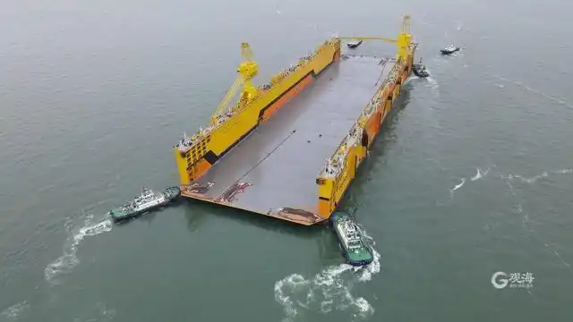 总长351.4米,宽95.5米,面积超过4个足球场,高度30.