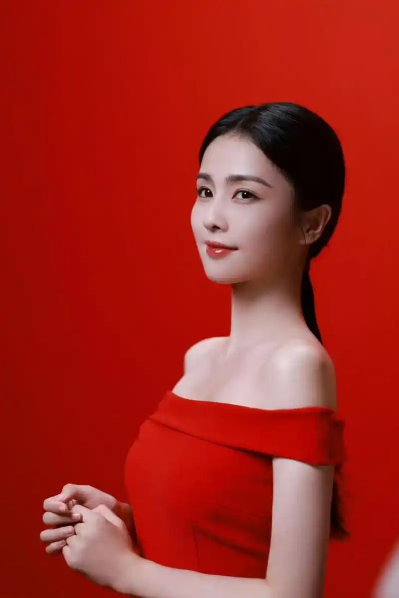 白鹿,1994 年 9 月 23 日出生于江苏省常州市,中国内地女演员,模特.