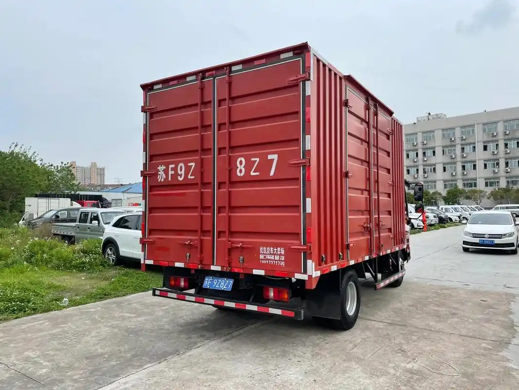 重汽豪沃4.2米宽体厢式货车